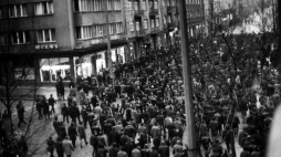 Ulicą Świętojańską w kierunku centrum przechodzi pochód, demonstranci niosą na drzwiach zwłoki Zbigniewa Godlewskiego. Gdynia, 17.12.1970. Fot. PAP/E. Pepliński