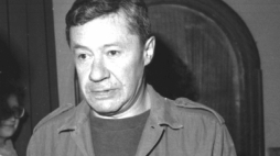Warszawa, 05.1982. Pisarz Ireneusz Iredyński podczas premiery swojej sztuki teatralnej pt. "Żegnaj, Judaszu". PAP/CAF/A. Rybczyński