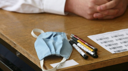 Koronawirus w Polsce: uczniowie I LO im T. Kościuszki w Gorzowie Wielkopolskim przed rozpoczęciem egzaminu maturalnego. 06.2020. Fot. PAP/L. Muszyński