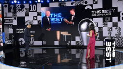 Robert Lewandowski (z prawej na ekranie) wygrał plebiscyt FIFA na Piłkarza Roku 2020. Fot. PAP/EPA