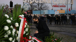 remier Mateusz Morawiecki (C) podczas ceremonii złożenia wieńców na placu Solidarności pod Pomnikiem Poległych Stoczniowców i pod tablicą pamięci ofiar stanu wojennego w Gdańsku. Fot. PAP/A. Warżawa