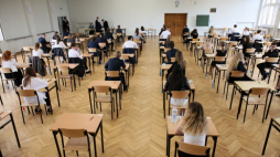 Gorzów Wielkopolski, 08.06.2020. Uczniowie I LO im T. Kościuszki w Gorzowie Wielkopolskim przed rozpoczęciem egzaminu maturalnego. Fot. PAP/L. Muszyński