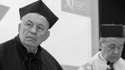 Prof. Jerzy Mikułowski Pomorski (L) otrzymał tytuł doktora honoris causa Uniwersytetu Śląskiego. Katowice, 15.11.2017. Fot. PAP/A. Grygiel