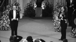 Sztokholm, 10.12.1980. Czesław Miłosz podczas ceremonii wręczenia Nagrody Nobla w dziedzinie literatury. PAP/CAF-J. Undro