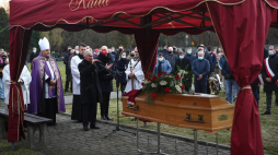 Zbigniew Lach, były gracz „Białej Gwiazdy” przemawia podczas uroczystości pogrzebowych Adama Musiała, byłego piłkarza Wisły Kraków i reprezentacji Polski. Fot. PAP/Ł. Gągulski