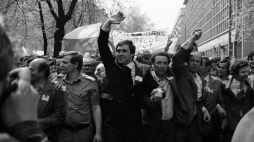 Sąd Wojewódzki w Warszawie zarejestrował 12 maja 1981 r. Niezależny Samorządny Związek Zawodowy Solidarność Rolników Indywidualnych: w pierwszym rzędzie m.in. Tadeusz Jedynak (2L) - działacz Solidarności, jeden z przywódców strajku w kopalni Jastrzębie, Jan Kułaj (3L) - przewodniczący NSZZ Solidarność RI, Jan Ciosek (4L) - członek Solidarności Wiejskiej, Gabriel Janowski (P) - współzałożyciel NSZZ Solidarność RI. Fot. PAP/CAF/M. Belina – Brzozowski