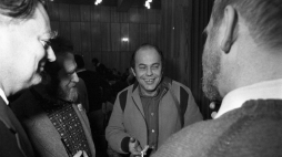 Jan Olszewski (L), inicjator formuły otwartego listu protestacyjnego, Jacek Kuroń (3L), który redagował „List 59”. 1981 r. Fot. PAP/G. Rogiński