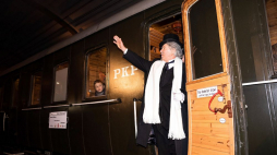 Inscenizacja przyjazdu Ignacego Jana Paderewskiego na dworzec kolejowy w Poznaniu. 26.12.2019. Fot. PAP/M. Zakrzewski
