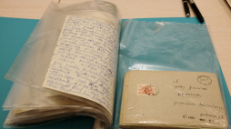 Gorzów Wielkopolski, 01.12.2020. Rękopisy romskiej poetki Bronisławy Wajs „Papuszy” prezentowane w holu Wojewódzkiej i Miejskiej Biblioteki Publicznej im. Zbigniewa Herberta w Gorzowie Wielkopolskim. PAP/L. Muszyński
