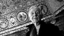 Warszawa, 12.03.2013. Maria Piechotka w czasie podniesienia zrekonstruowanego sklepienia drewnianej synagogi w Gwoźdźcu w Muzeum Historii Żydów Polskich w Warszawie. Fot. PAP/T. Gzell