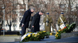 Szef Urzędu Prezydenta Federalnego Republiki Federalnej Niemiec Stephan Steinlein (L) oraz szef gabinetu Prezydenta RP Krzysztof Szczerski (2L) podczas złożenia wieńca przed pomnikiem Bohaterów Getta Warszawskiego. Fot. PAP/M. Obara