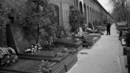 Warszawa 02.11.1969. Aleja Zasłużonych na Cmentarzu Powązkowskim.  PAP/J. Kosidowski