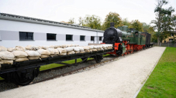 Zrekonstruowany pociąg pancerny nr 11 „Poznańczyk” na terenie Muzeum Broni Pancernej. Fot. PAP/J. Kaczmarczyk