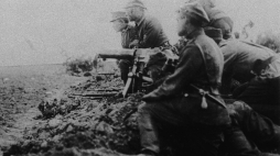 Warszawa 1920 r. Żołnierze z polskim karabinem maszynowym na polu bitwy pod Radzyminem. Fot. PAP/Archiwum 