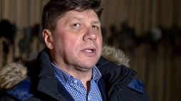 Dyrektor Teatru Śląskiego Robert Talarczyk podczas konferencji prasowej przed prapremierą spektaklu „Wujek '81. Czarna ballada”, na terenie szatni łańcuszkowej kopalni Wujek w Katowicach. 2016 r. Fot. PAP/A. Grygiel