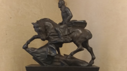 Rzeźba przedstawiająca J. Piłudskiego na koniu autorstwa Mariana Konarskiego. Fot. Muzeum w Sulejówku