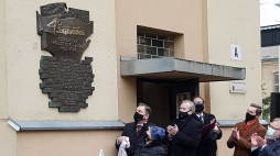 Odsłonięcie tablicy upamiętniającej 40-lecie powstania „Solidarności” na budynku Muzeum Żołnierzy Wyklętych i Więźniów Politycznych PRL w Warszawie. Fot. MKDNiS