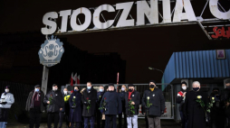 Gdańsk, 16.12.2020. Prezydent Gdańska Aleksandra Dulkiewicz (5L), wicemarszałek Senatu RP Bogdan Borusewicz (3P), były prezydent RP Lech Wałęsa (C), dyrektor Europejskiego Centrum Solidarności Basil Kerski (4P), marszałek województwa pomorskiego Mieczysław Struk (6L) podczas uroczystości przy bramie nr 2 Stoczni w Gdańsku. Trwają uroczyste obchody 50. rocznicy Grudnia '70. Fot. PAP/M. Gadomski