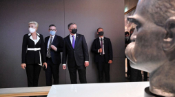 Prezydent RP Andrzej Duda (3L) z małżonką Agatą Kornhauser-Dudą (L) i dyrektor placówki Robert Supeł (2L) podczas uroczystego otwarcia nowego budynku Muzeum Józefa Piłsudskiego w Sulejówku. 14.08.2020. Fot. PAP/P. Nowak