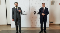 Briefing prezesa IPN dr. Jarosława Szarka (P) i dyrektora Ukraińskiego Instytutu Pamięci Narodowej dr. Antona Drobowycza. 03.12.2020. Fot. Sławek Kasper (IPN)