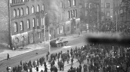 Zamieszki przed budynkiem Komendy Wojewódzkiej Milicji Obywatelskiej przy ul. Małopolskiej. Fot. PAP/A. Witusz
