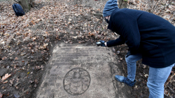 . Barokowa płyta nagrobna znanego szczecińskiego ludwisarza Johanna Jacoba Mangoldta i jego żony Dorothei z 1699 roku na jednym z cmentarzy w Dąbiu w Szczecinie. Fot. PAP/M. Bielecki