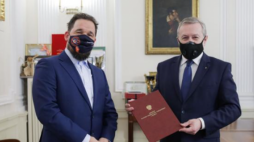 Wicepremier, minister kultury, dziedzictwa narodowego i sportu prof. Piotr Gliński powołał Kazimierza Suwałę na stanowisko dyrektora Europejskiego Centrum Filmowego CAMERIMAGE w Toruniu. Źródło: MKiDN