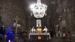 Wieliczka, 24.12.2015. Pasterka odprawiana w wigilijny poranek w kaplicy św. Kingi w Kopalni Soli w Wieliczce. Fot. J. Bednarczyk
