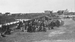 Zamojszczyzna, 1942 r. Akcja wysiedlania ludności ze wsi Zamojszczyzny trwała do końca 1942 r. Nz. Obóz w Biłgoraju. Fot. PAP/CAF
