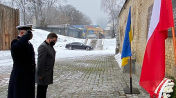 Ambasador RP na Ukrainie Bartosz Cichocki i attaché obrony kmdr Maciej Nałęcz oddali w Twierdzy Kijowskiej cześć pamięci powstańców styczniowych. 22.01.2021. Źródło: Ambasada RP w Kijowie