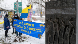Uroczystość złożenia kwiatów i zapalenia zniczy przed pomnikiem na placu Ofiar Tragedii Górnośląskiej w Katowicach. 30.01.2021. Fot. PAP/A. Grygiel