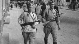Lublin 07.1944. W wyniku operacji brzesko-lubelskiej wojska radzieckie lewego skrzydła Frontu Białoruskiego sforsowały Bug i 22 lipca zajęły Chełm, a 24 lipca zajęły Lublin. Nz. radziecki patrol. Fot. PAP/CAF