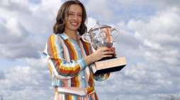 11 10 2020. Paryż, Francja. Iga Świątek z pucharem French Open 2020. Fot. PAP/EPA