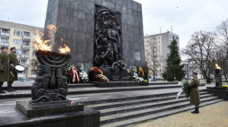 Warszawa, 27.01.2021. 16. Międzynarodowy Dzień Pamięci o Ofiarach Holokaustu. Uroczystości przed Pomnikiem Bohaterów Getta w Warszawie, 27 bm. Tegoroczne obchody z uwagi na pandemię koronawirusa odbywają się w większości w formule on-line. Fot. PAP/R. Pietruszka