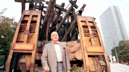 Warszawa, 12.09.1995. Wojciech Ziembiński na tle Pomnika Poległym i Pomordowanym na Wschodzie. Fot. PAP/A. Urbanek