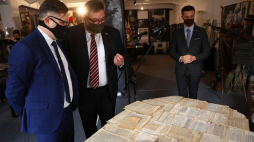 Dr Konrad Paduszek (L) i przedstawiciel Stowarzyszenia Grupa Historyczna „Zgrupowanie Radosław” Tomasz Karasiński (2L) podczas uroczystości przekazania przez darczyńców do zasobu Muzeum Pamięci Powstania Warszawskiego zbioru unikalnych dokumentów Armii Krajowej z lat 1943–1944. Fot. PAP/R. Guz