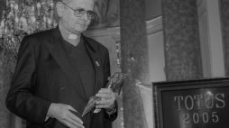 Warszawa, 16.10.05. Ksiądz Andrzej Koprowski ze statuetką Totusa Medialnego 2005 im. Biskupa Jana Chrapka. Fot. PAP/A. Rybczyński