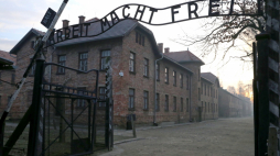 Oświęcim, 27.01.2020. Brama byłego obozu Auschwitz II-Birkenau w Oświęcimiu. Fot.  A. Grygiel