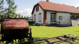 Budynek, w którym mieściła się karna kompania więźniarek KL Auschwitz w Budach. Fot. PAP/D. Gajda