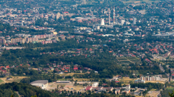 Bielsko-Biała, 14.08.2015. Przy schronisku na Szyndzielni otwarta została, 14 bm. wieża widokowa. Przy dobrej pogodzie turyści będą mogli podziwiać nie tylko panoramę miasta i Jeziora Żywieckiego ale nawet Tatr. PAP/A. Grygiel