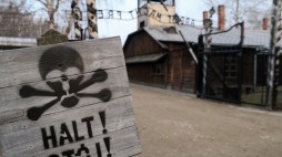 Oświęcim, 27.01.2020. Brama byłego obozu Auschwitz II-Birkenau w Oświęcimiu. Fot. A. Grygiel 