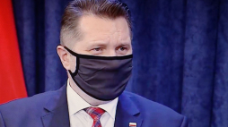 Minister edukacji i nauki Przemysław Czarnek podczas sesji pytań i odpowiedzi na temat powrotu uczniów do szkół transmitowanej z Pałacu Prezydenckiego w Warszawie. Fot. PAP/R. Guz