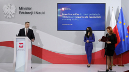 Minister edukacji i nauki Przemysław Czarnek (L), pełnomocnik prezesa Rady Ministrów ds. GovTech Justyna Orłowska (2P) oraz rzecznik MEN Anna Ostrowska. Fot. PAP/P. Supernak