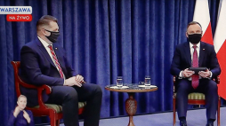 Prezydent RP Andrzej Duda (P) oraz minister edukacji i nauki Przemysław Czarnek podczas sesji pytań i odpowiedzi na temat powrotu uczniów do szkół transmitowanej z Pałacu Prezydenckiego w Warszawie. Fot. PAP/R. Guz