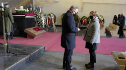 Justyna Eberle (P), córka Lidii Lwow-Eberle, odbiera w imieniu zmarłej matki Krzyż Oficerski Orderu Odrodzenia Polski z rąk prezydenta RP Andrzej Dudy (L) podczas uroczystości pogrzebowych na Powązkach Wojskowych w Warszawie. Fot. PAP/M. Marek