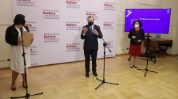 Wicepremier, minister kultury, Piotr Gliński (C), dyrektor Instytutu Muzyki i Tańca Katarzyna Meissner (L), dyrektor Instytutu Teatralnego Elżbieta Wrotnowska-Gmyz podczas konferencji prasowej nt. Funduszu Wsparcia Kultury. 2020 r. Fot. PAP/T. Gzell