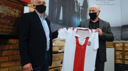  Gdańsk, 26.11.2020. Prezes zarządu GKS Gedania 1922 Władysław Barwiński (L) i wiceprezes Tomasz Szromnik (P) prezentują koszulkę wykonaną na wzór KS Gedania 1922 podczas przekazania jej do zbiorów Muzeum Gdańska, 26 bm. w Muzeum Poczty Polskiej w Gdańsku. Fot. PAP/J. Dzban