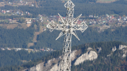  Zakopane, 19.10.2012/ Widok na krzyż,  Zdjęcie lotnicze z pokładu śmigłowca.  Fot. G. Momot