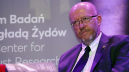 Warszawa, 22.04.2018. Andrzej Grabowski podczas przedpremierowej prezentacji książki "Dalej jest noc. Losy Żydów w wybranych powiatach okupowanej Polski". PAP/T. Gzell