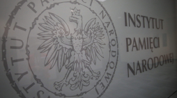  Warszawa, 21.03.2014. Logo przed siedzibą IPN. Fot. R. Guz